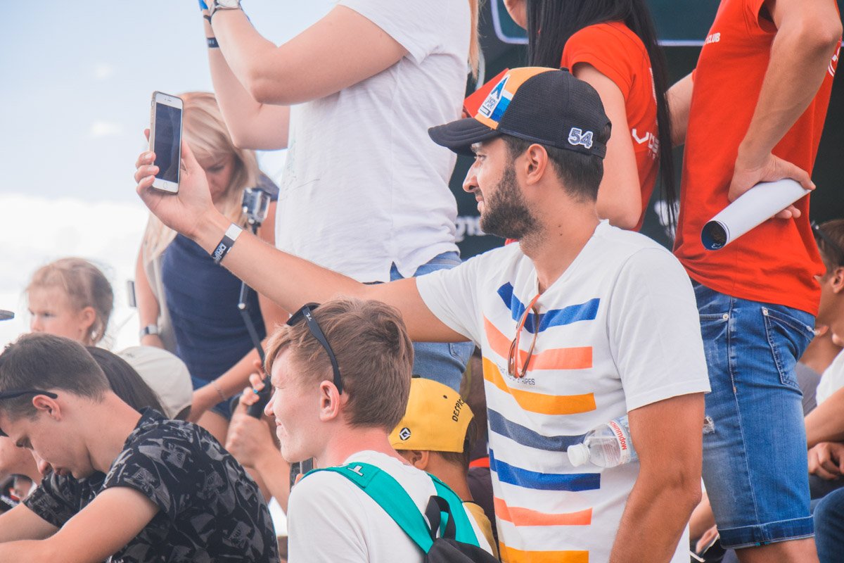 А вот со связью и интернетом на "Чайке" была беда, но все снимали и стримили как могли А вот со связью и интернетом на "Чайке" была беда, но все снимали и стримили как могли