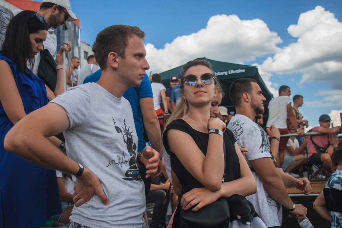 Вот парень пришел смотреть на трек, а девушка не упустила шанс попасть под прицел Информатора Вот парень пришел смотреть на трек, а девушка не упустила шанс попасть под прицел Информатора