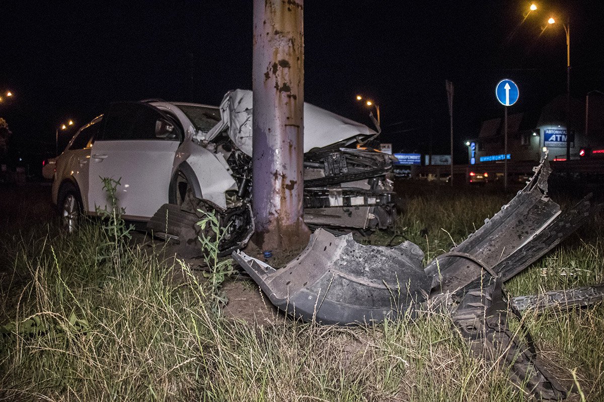 На Окружной дороге Volkswagen врезался в рекламный щит На Окружной дороге Volkswagen врезался в рекламный щит