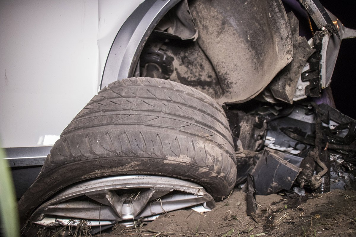 Автомобиль получил серьезные повреждения Автомобиль получил серьезные повреждения