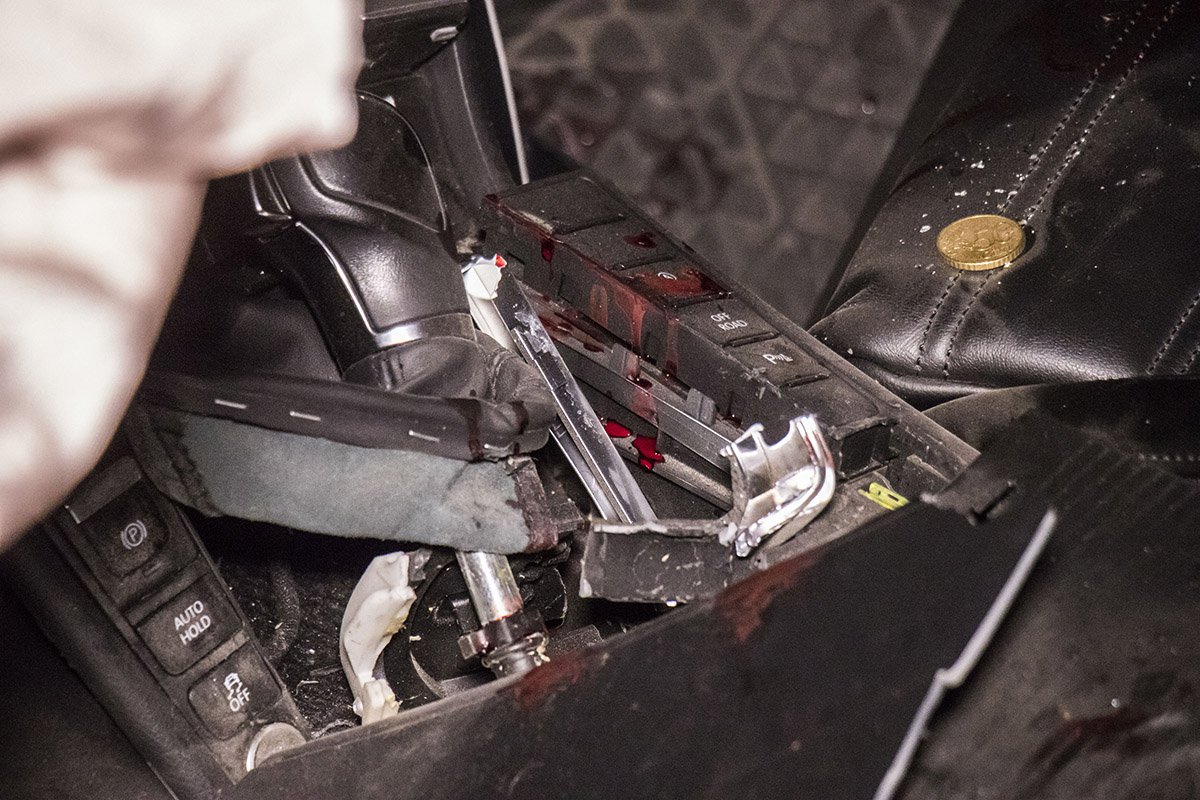 В салоне автомобиля остались следы крови владельца В салоне автомобиля остались следы крови владельца