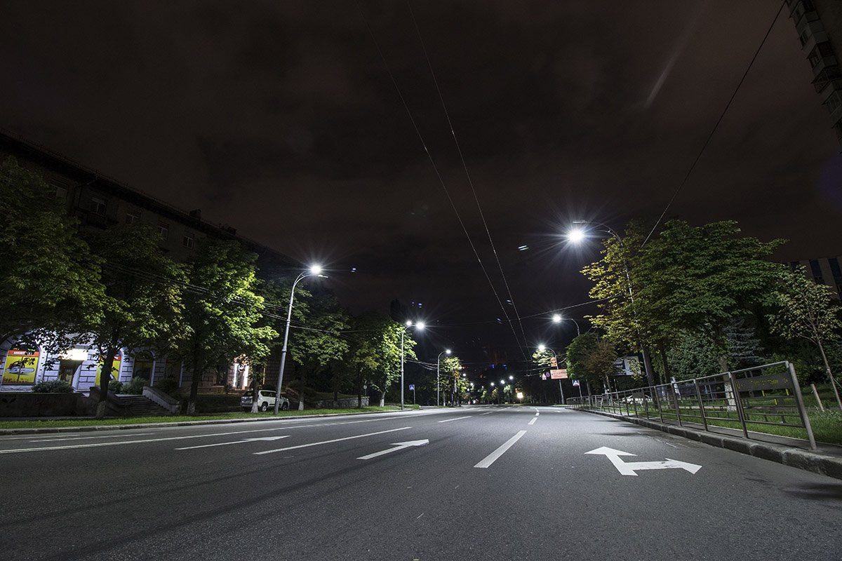 Мы прогулялись по ночному Киеву, чтобы посмотреть, как Воздухофлотский проспект выглядит после заката солнца