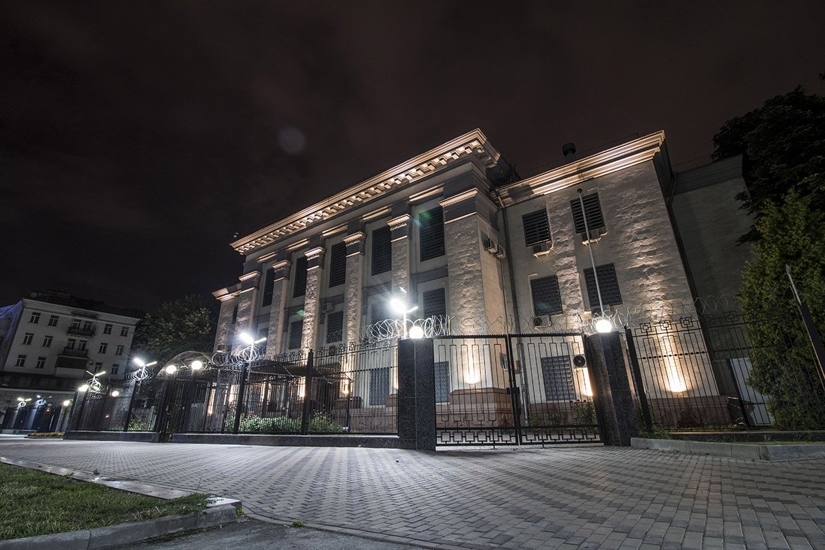 Здание российского посольства в окружении фонарей выглядит особенно монументально 