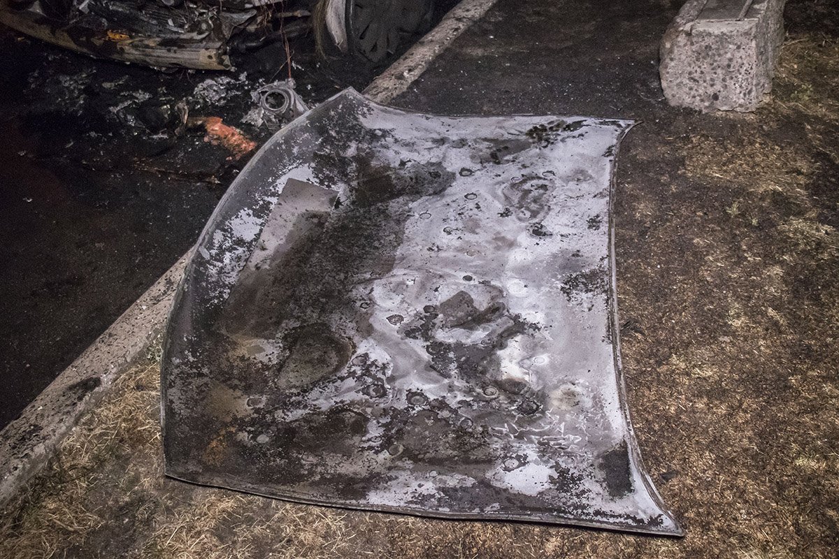 Капот автомобиля отрывали пожарные, что бы потушить все подкапотное пространство