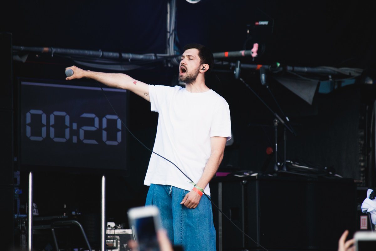 На главной сцене выступали романтичные ребята из группы Bahroma