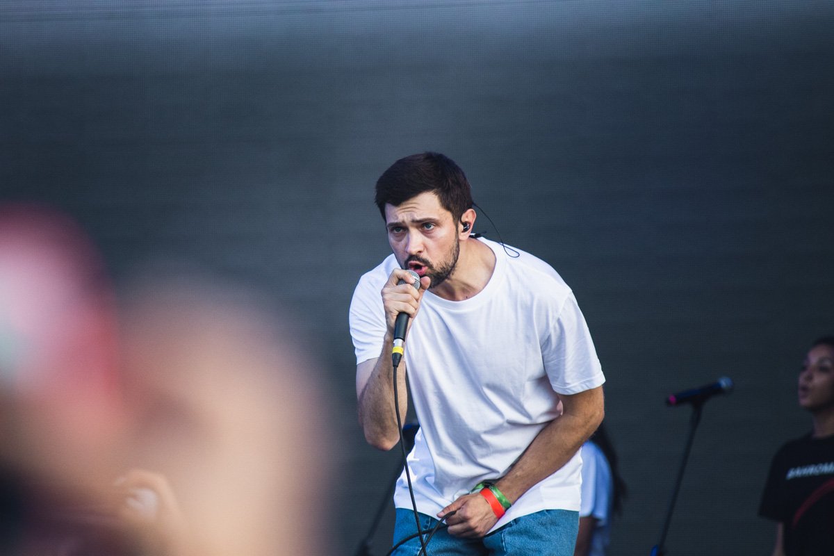 Грустные, но такие красивые песни о важном задали публике лирический настрой