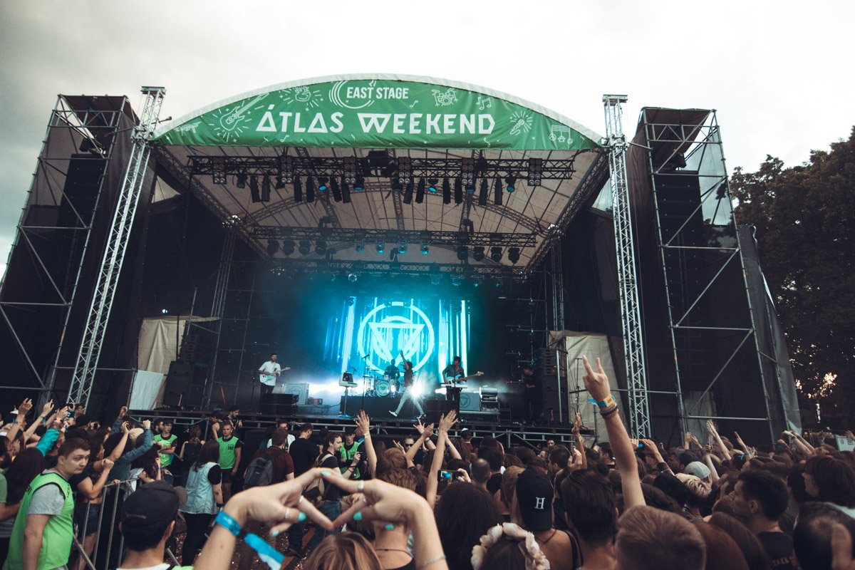 Зарубежных гостей из Британии пришли послушать в живом исполнении все поклонники рока и драйва