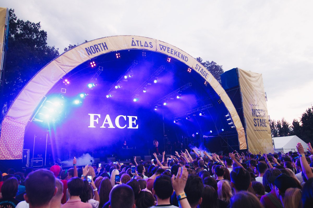 А вот с другой сцены в этот момент было слышно матерные разговоры и песни. Кто же, как не рэпер Face начал свое выступление!