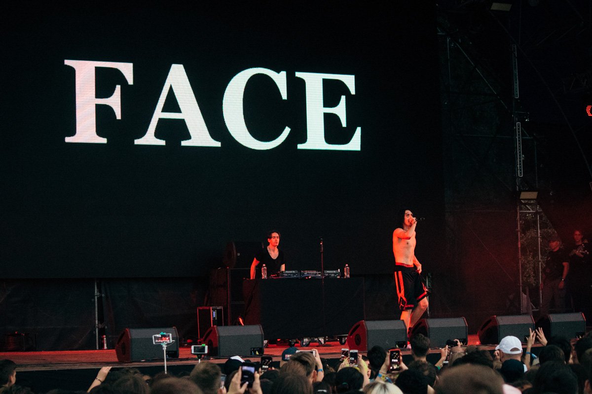 Послушать его песни пришли даже родители с маленькими детьми