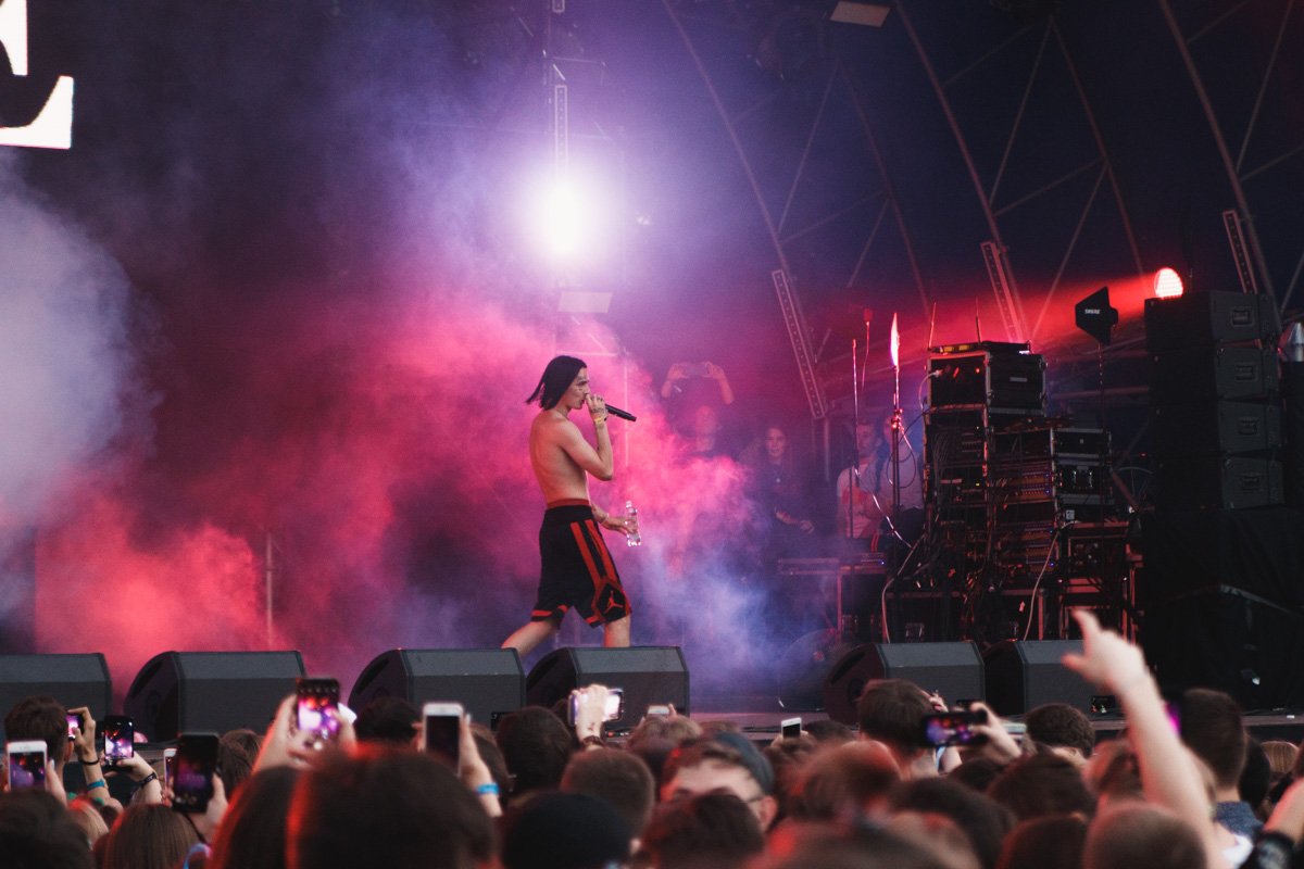 Счастливые фанаты, по традиции, начали слэмиться