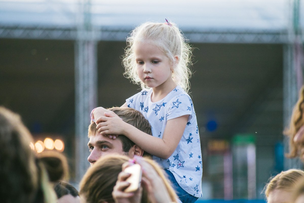 А что вы думали? Вход 18+? Нет, тусить пришли все желающие А что вы думали? Вход 18+? Нет, тусить пришли все желающие