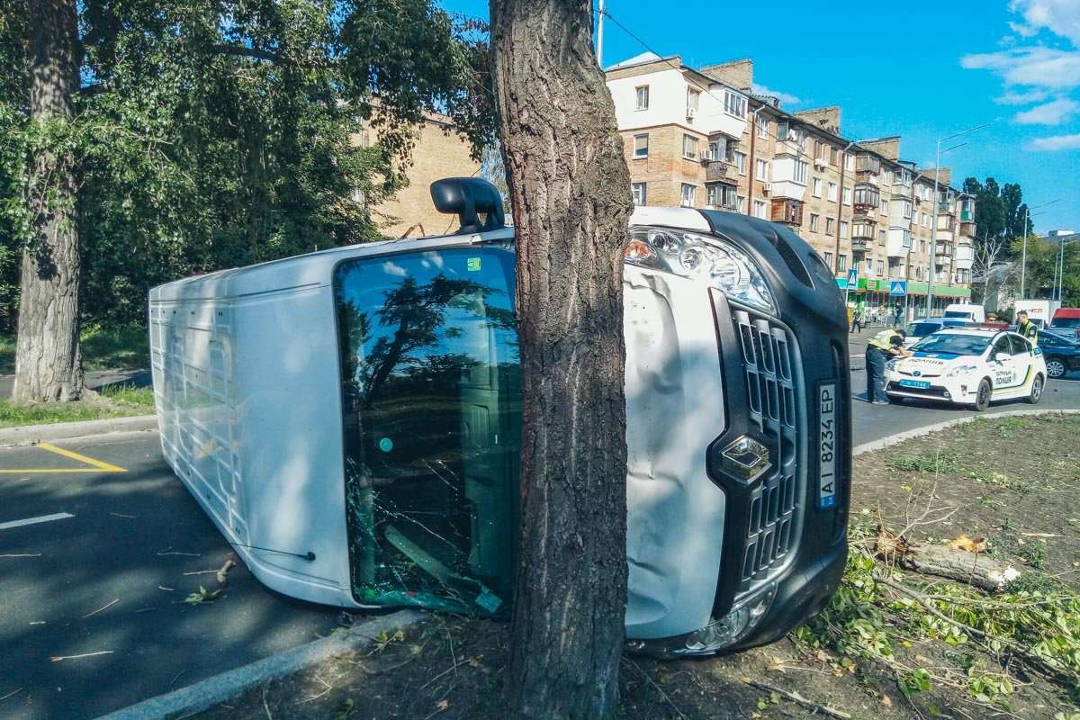 Столкнулись Mitsubishi Galant и Renault Master, в результате чего последний перевернулся Столкнулись Mitsubishi Galant и Renault Master, в результате чего последний перевернулся