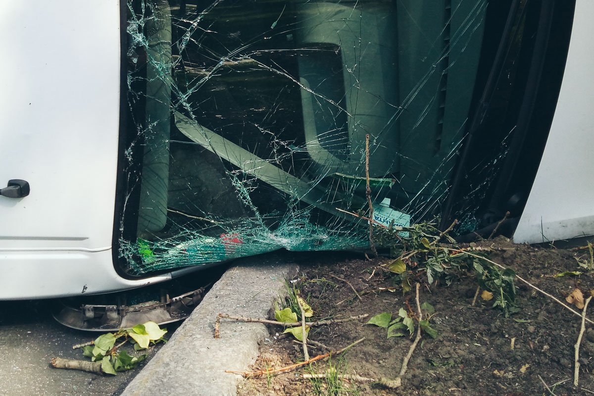 В результате столкновения, водитель Renault потерял управление, автомобиль повело и перевернуло набок В результате столкновения, водитель Renault потерял управление, автомобиль повело и перевернуло набок