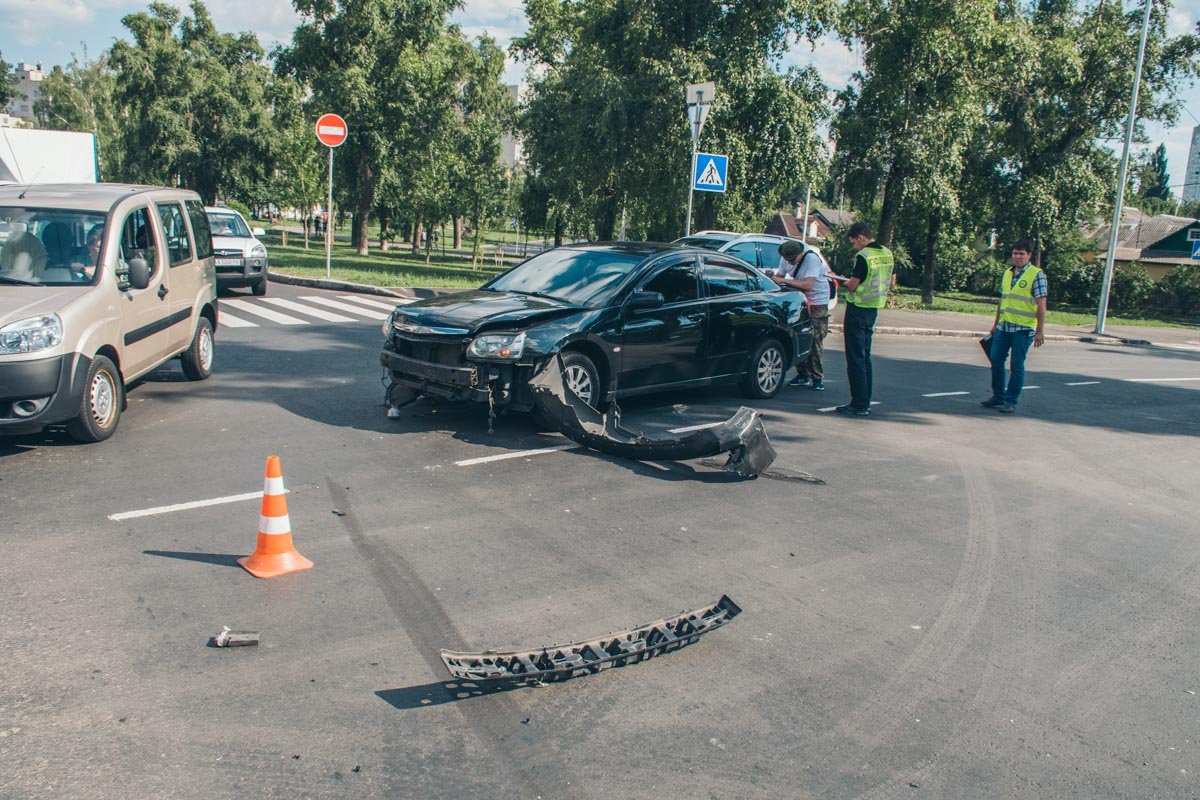 Прохожие вызвали скорую, но участники ДТП отказались от госпитализации, в связи с отсутствием серьезных травм Прохожие вызвали скорую, но участники ДТП отказались от госпитализации, в связи с отсутствием серьезных травм