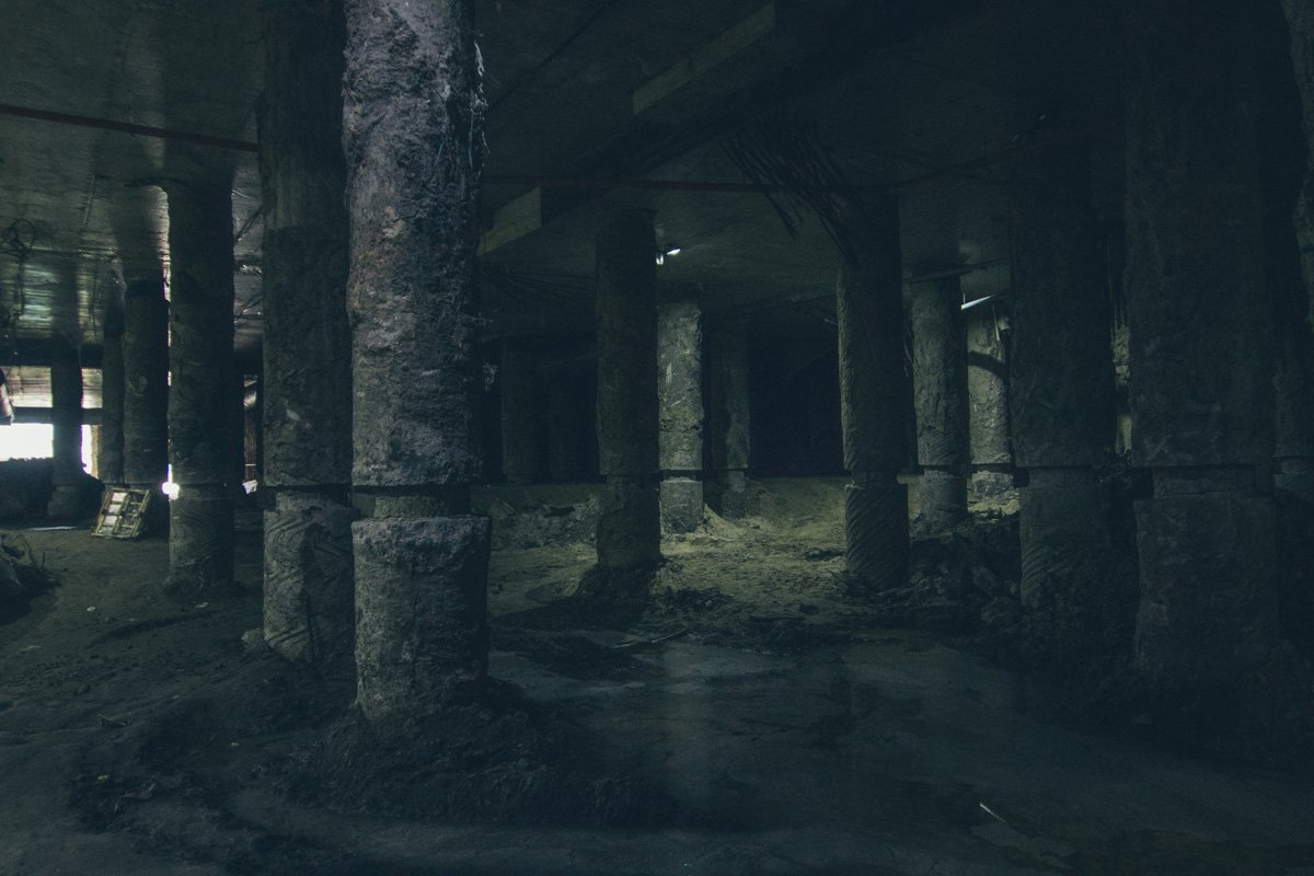 Впечатляющие колонны, которые устанавливали в момент построение Почтовой площади Впечатляющие колонны, которые устанавливали в момент построение Почтовой площади