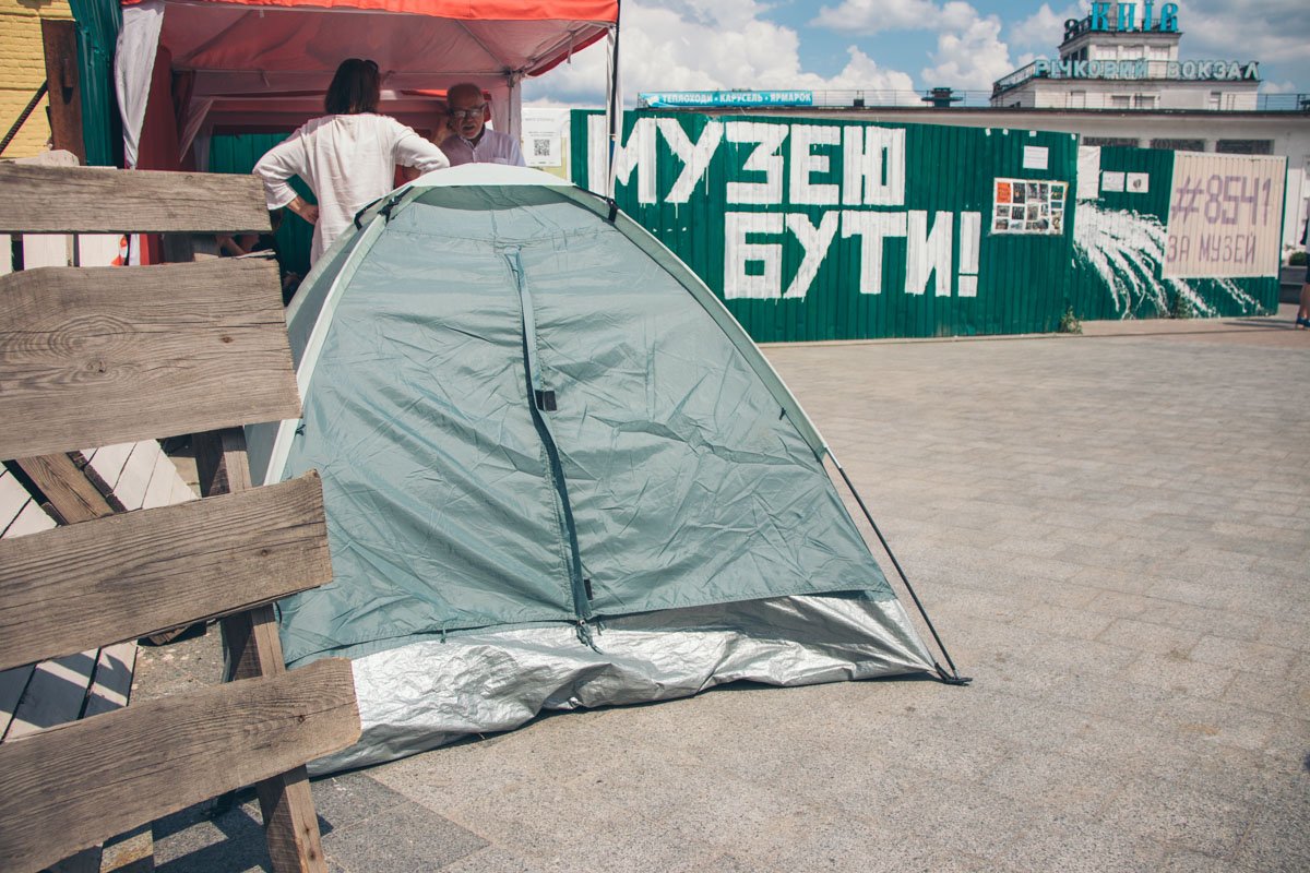 На месте активисты разбили палатки с требованием поскорее начать устанавливать музей На месте активисты разбили палатки с требованием поскорее начать устанавливать музей