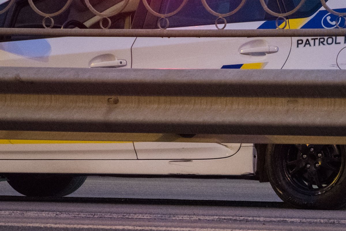 Предварительно, мотоциклист зацепил полицейский автомобиль