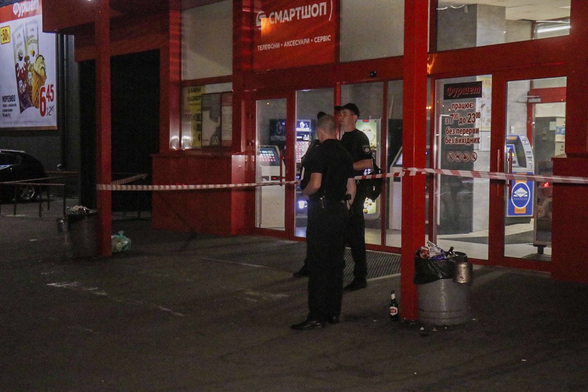 Из супермаркета эвакуированы все посетители и сотрудники Из супермаркета эвакуированы все посетители и сотрудники