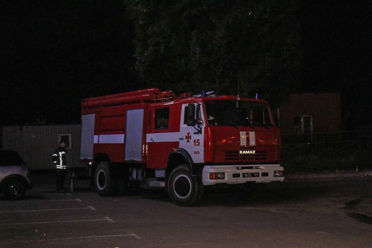 На место приехали карета скорой помощи, пожарные, патрульная полиция и взрывотехники На место приехали карета скорой помощи, пожарные, патрульная полиция и взрывотехники