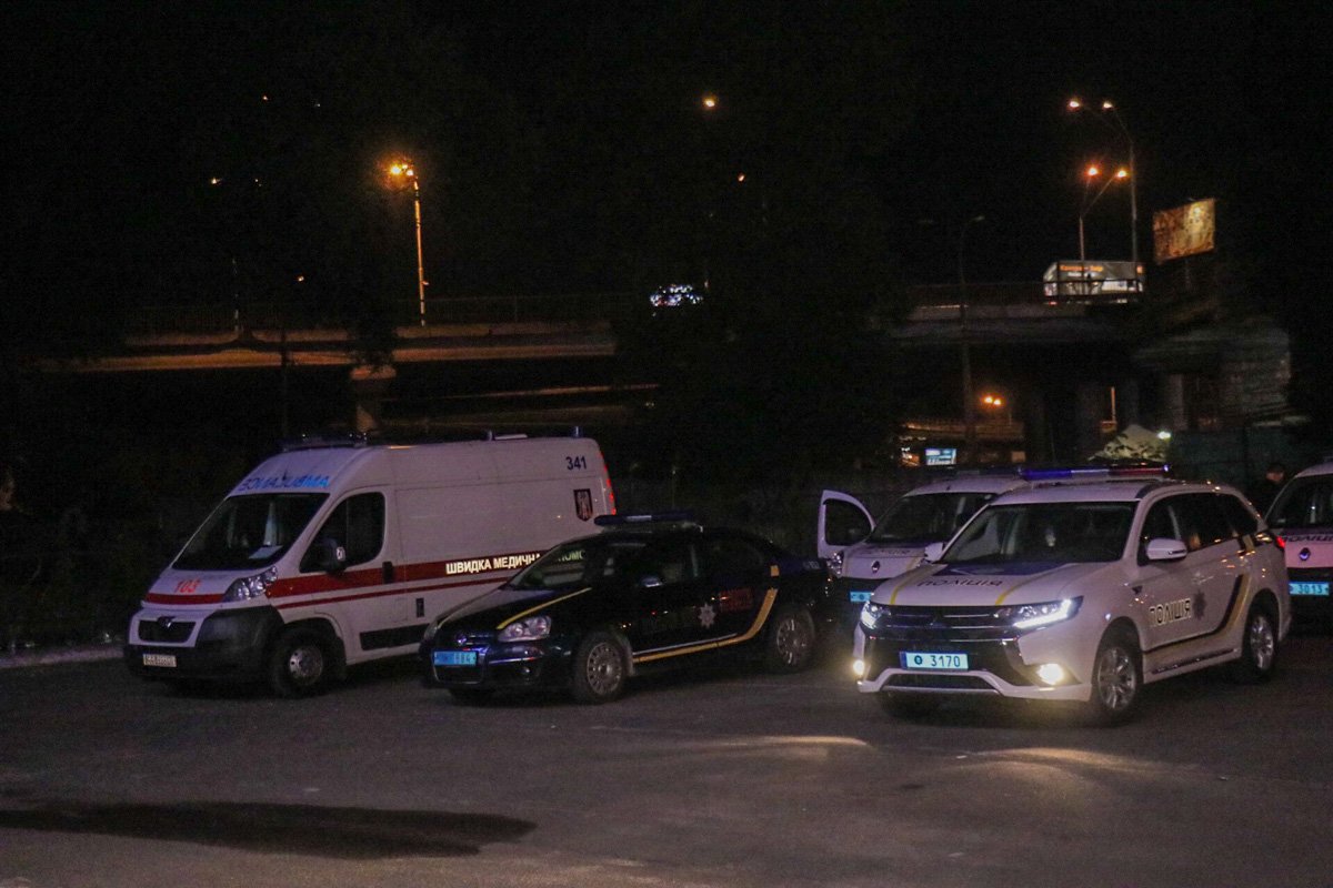 В здание завели полицейского пса для поиска взрывоопасных веществ и оружия В здание завели полицейского пса для поиска взрывоопасных веществ и оружия