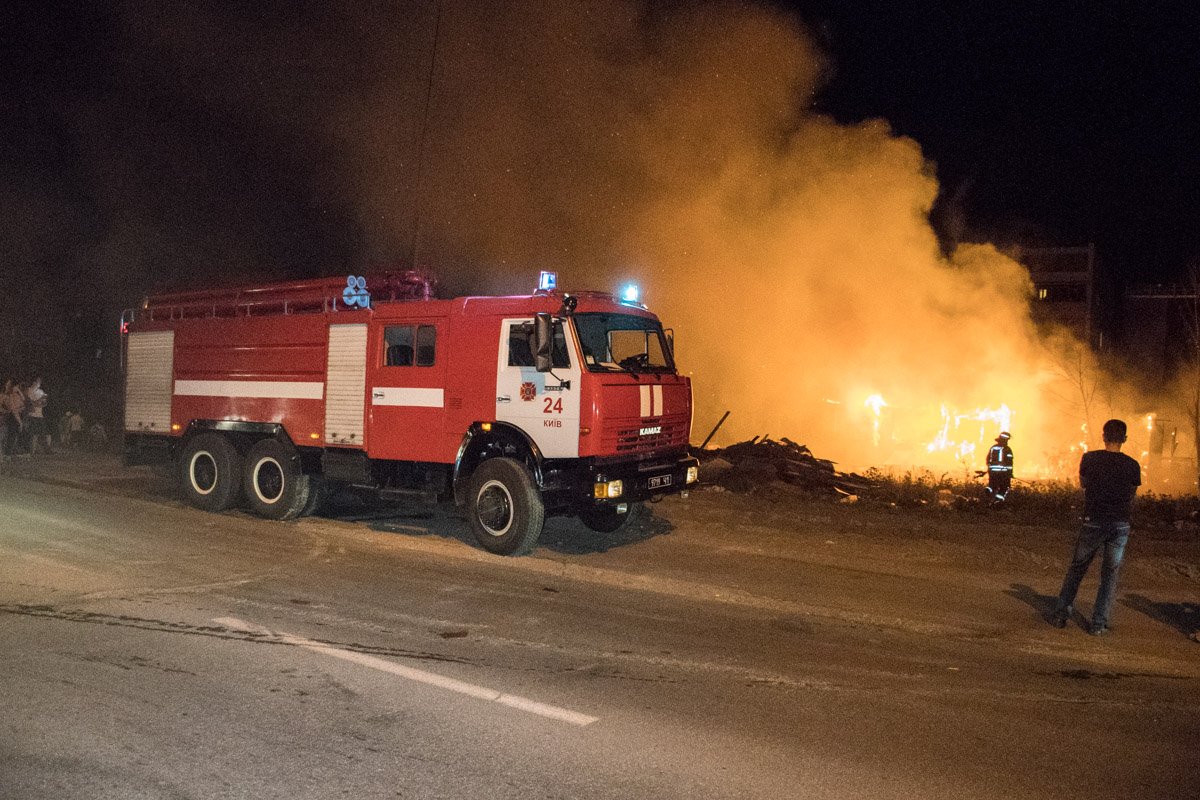 Клубы дыма окутали улицу