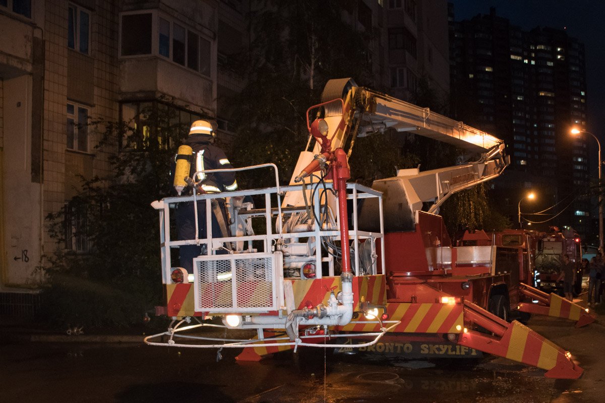 Огонь тушили с помощью коленчатого подъемника Огонь тушили с помощью коленчатого подъемника