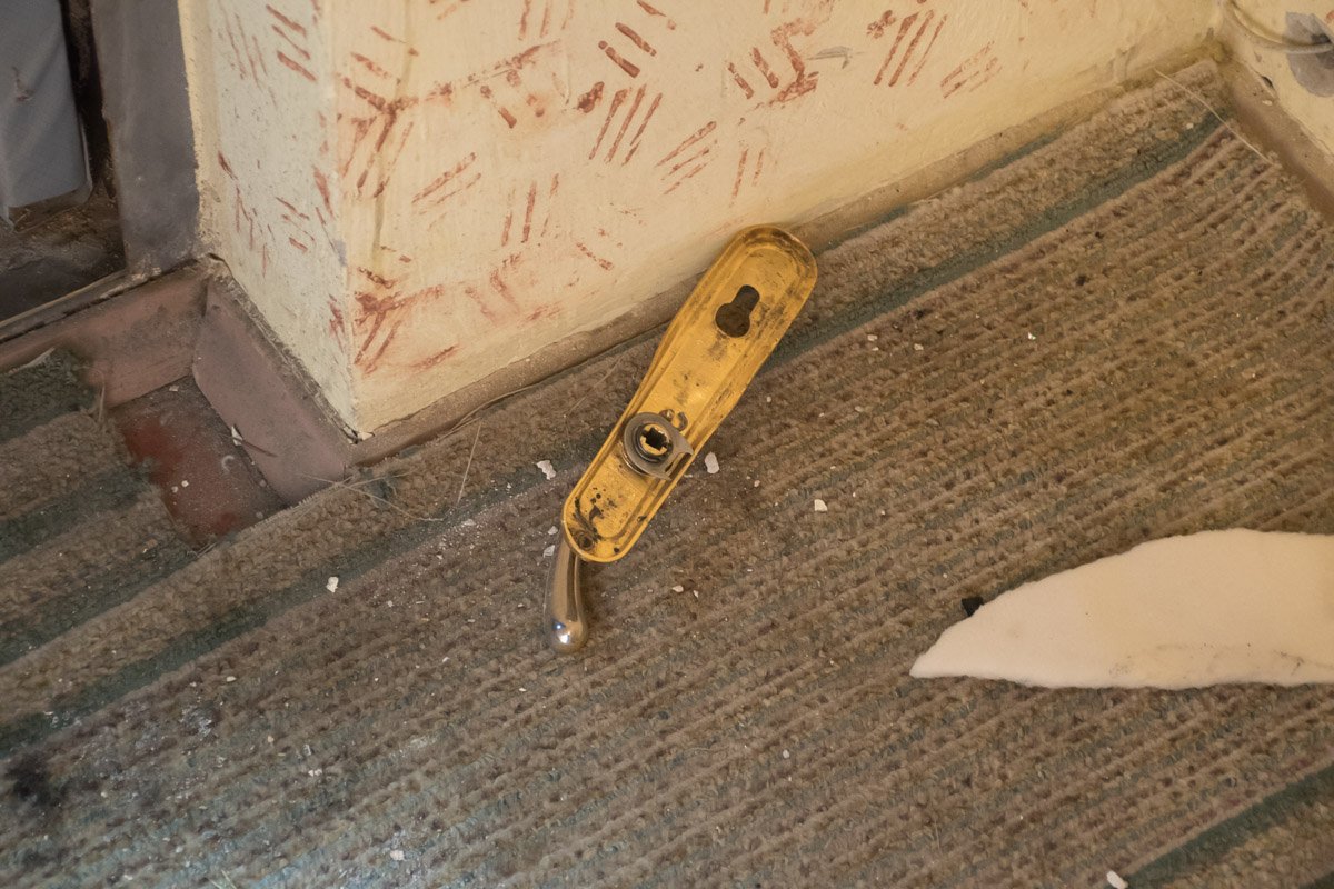 Чтобы спасти хозяйку пожарным пришлось выламывать металлическую дверь Чтобы спасти хозяйку пожарным пришлось выламывать металлическую дверь