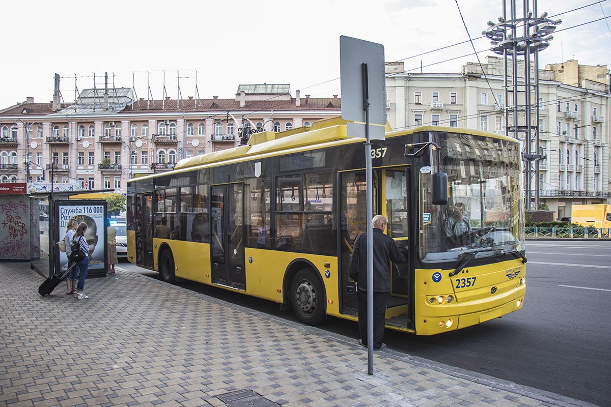 Водитель троллейбуса стоял на обеде на остановке Водитель троллейбуса стоял на обеде на остановке