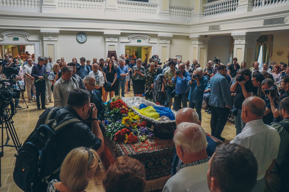 Отдать последнюю дань уважения умершему пришли ветераны УПА, ветераны АТО Отдать последнюю дань уважения умершему пришли ветераны УПА, ветераны АТО