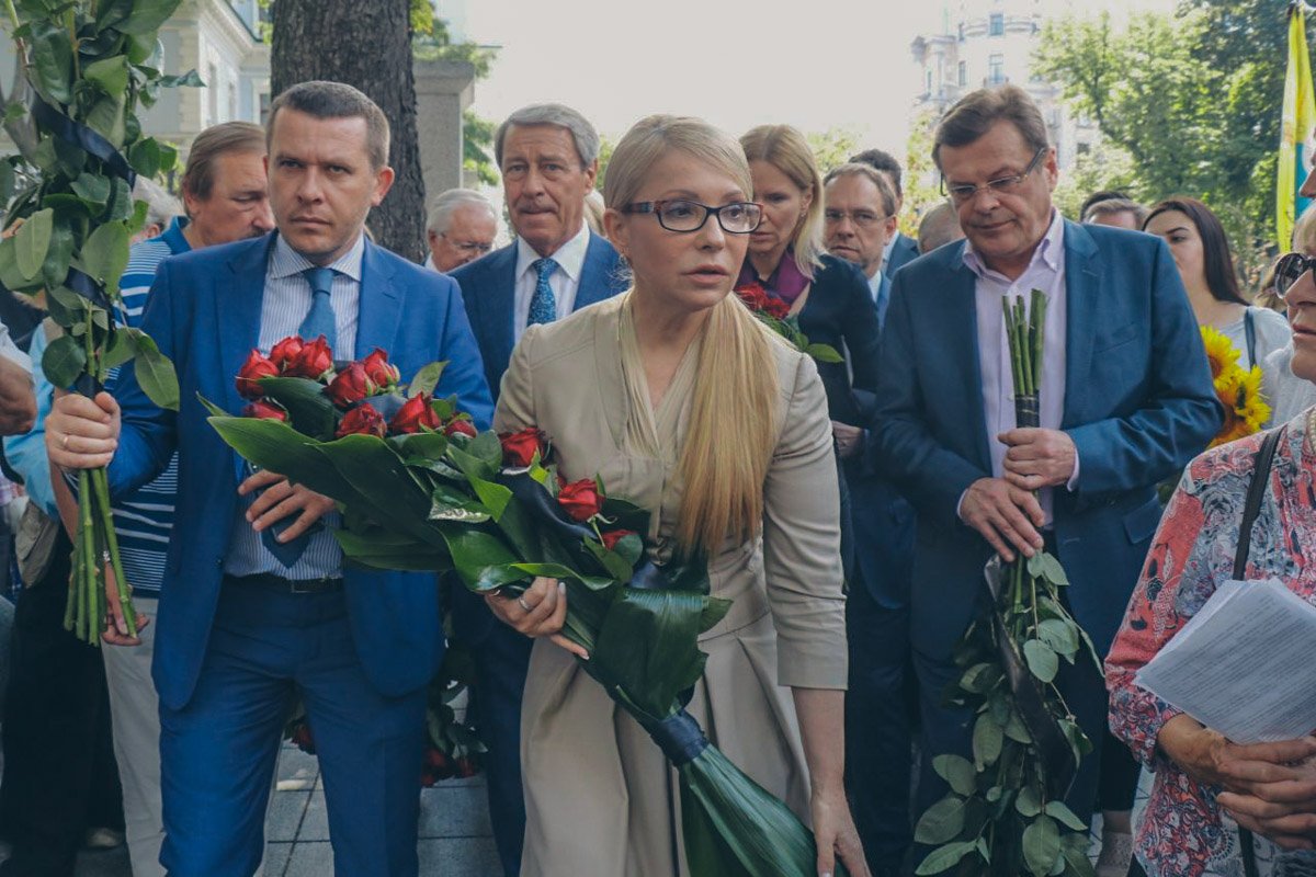 Попрощаться с отцом украинской независимости пришла Юлия Тимошенко Попрощаться с отцом украинской независимости пришла Юлия Тимошенко