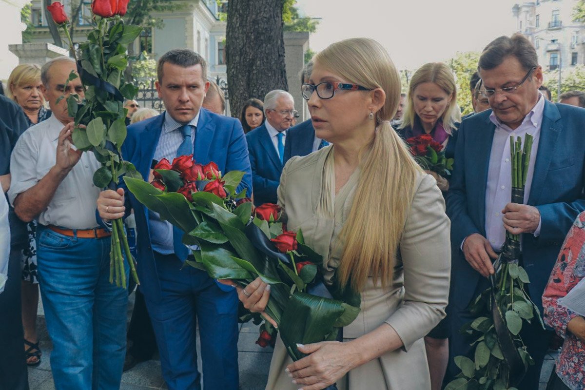 У Клуба Кабинета Министров собрались сотни неравнодушных У Клуба Кабинета Министров собрались сотни неравнодушных