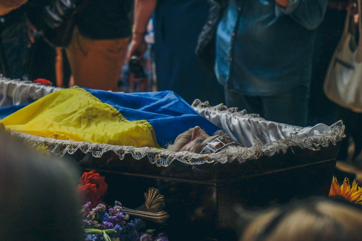 Цветы несут родственники Лукьяненко, друзья, писатели и политики, ветераны УПА Цветы несут родственники Лукьяненко, друзья, писатели и политики, ветераны УПА