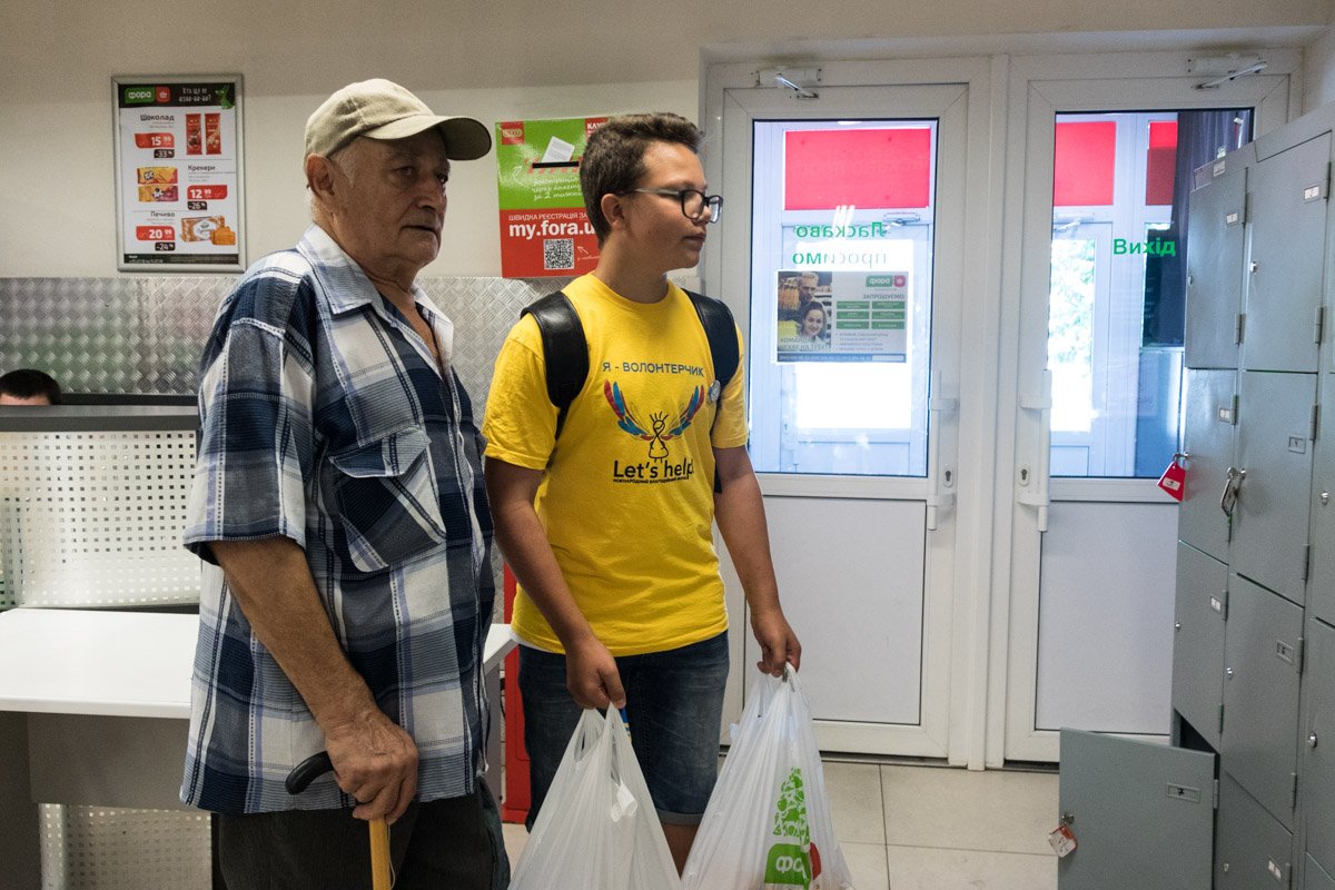 Волонтеры ждали пенсионеров в магазинах и сразу же предлагали им помощь Волонтеры ждали пенсионеров в магазинах и сразу же предлагали им помощь