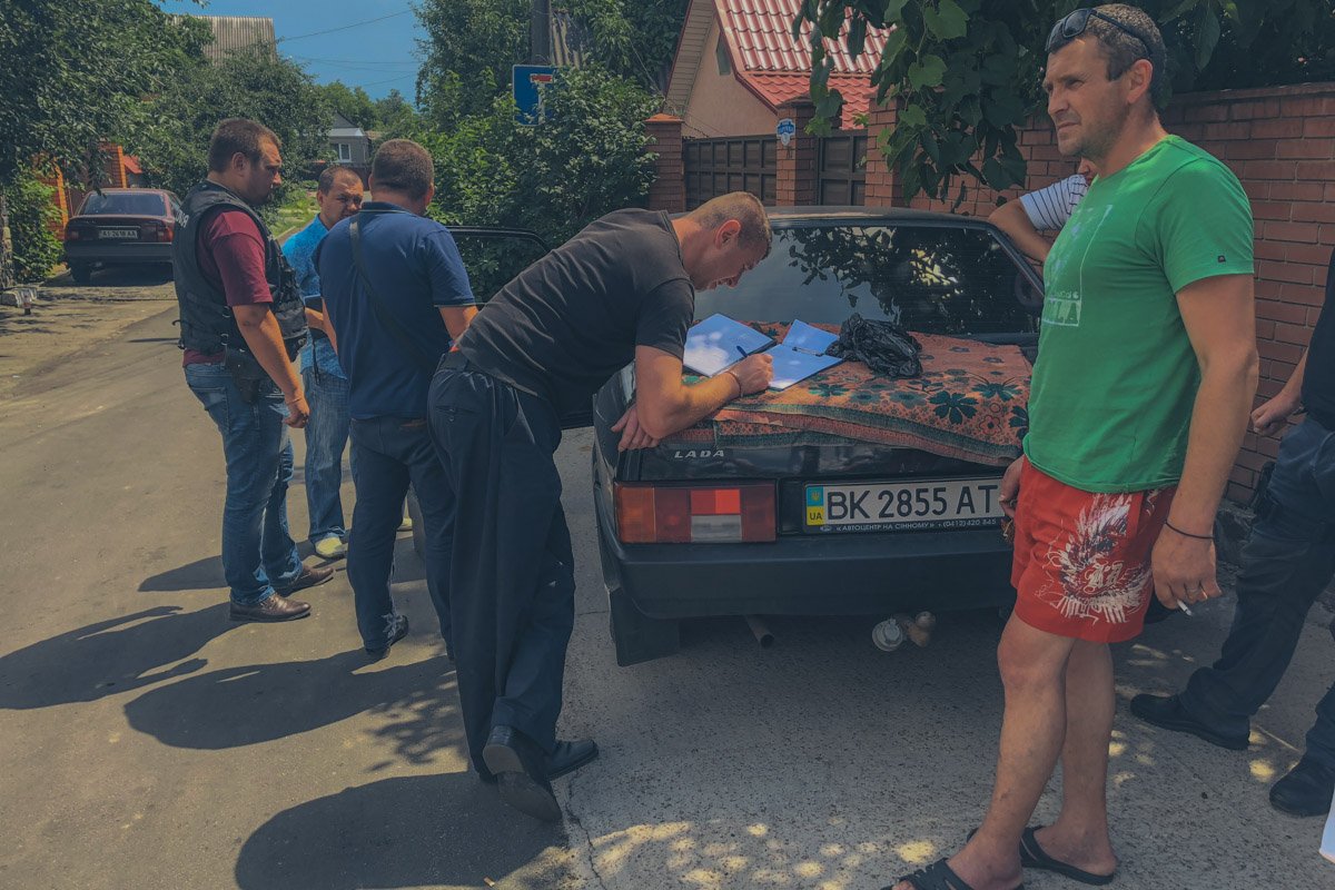 Хозяин дома дает показания Хозяин дома дает показания