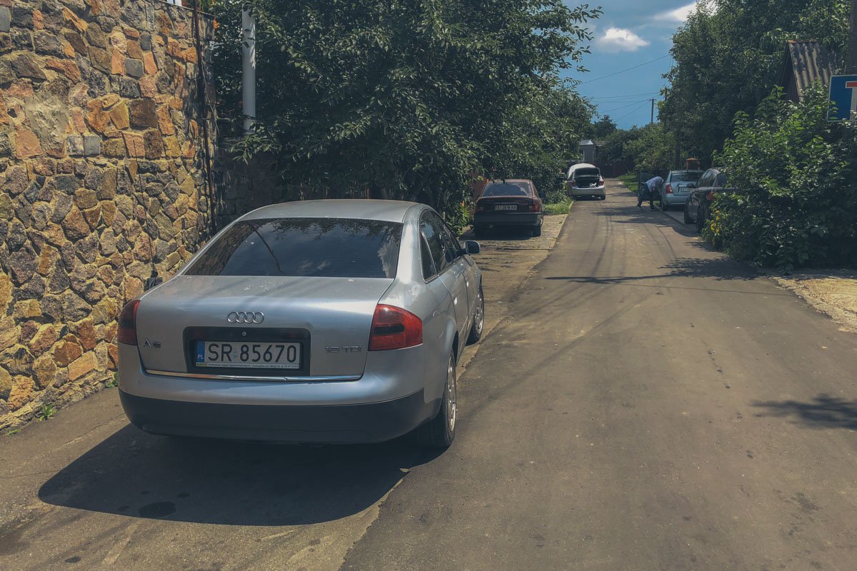 Хозяин дома приехал на сером автомобиле Audi 6 с номерным знаком "SR 85670". И у него тоже оказался травматический пистолет. Хозяин дома приехал на сером автомобиле Audi 6 с номерным знаком "SR 85670". И у него тоже оказался травматический пистолет.