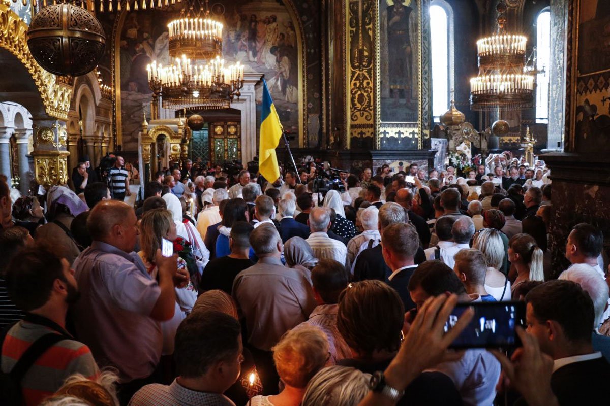 В церковь пришли сотни людей В церковь пришли сотни людей