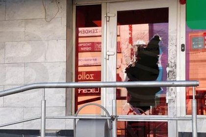 Магазин ограбили за 30 секунд, разбив дверь. Но в итоге ничего ценного так и не унесли Магазин ограбили за 30 секунд, разбив дверь. Но в итоге ничего ценного так и не унесли