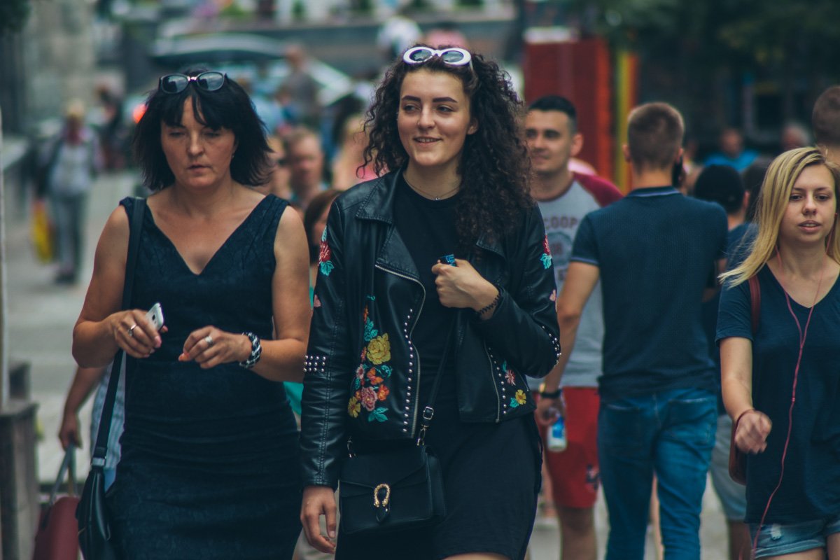 Вы в майках замерзнете, а я молодец, я в курточке