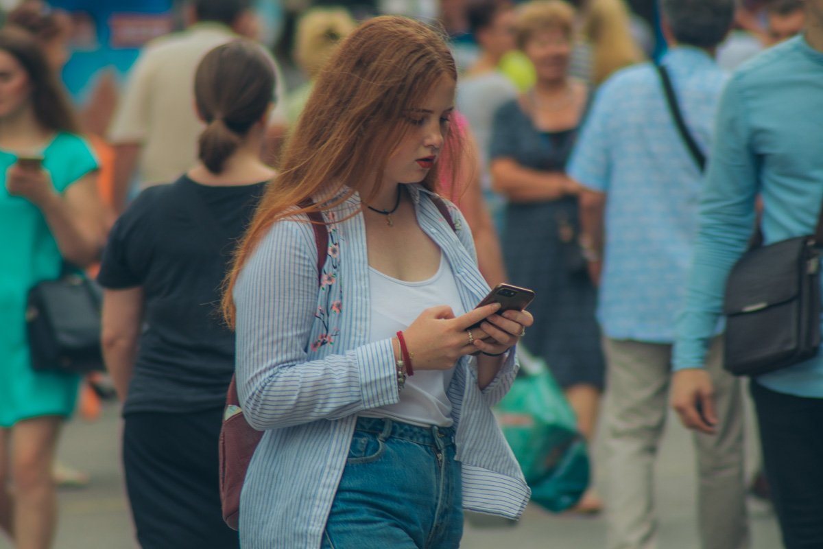 Вот так захочешь познакомиться с красоткой, а она из-за смартфона тебя даже не заметит