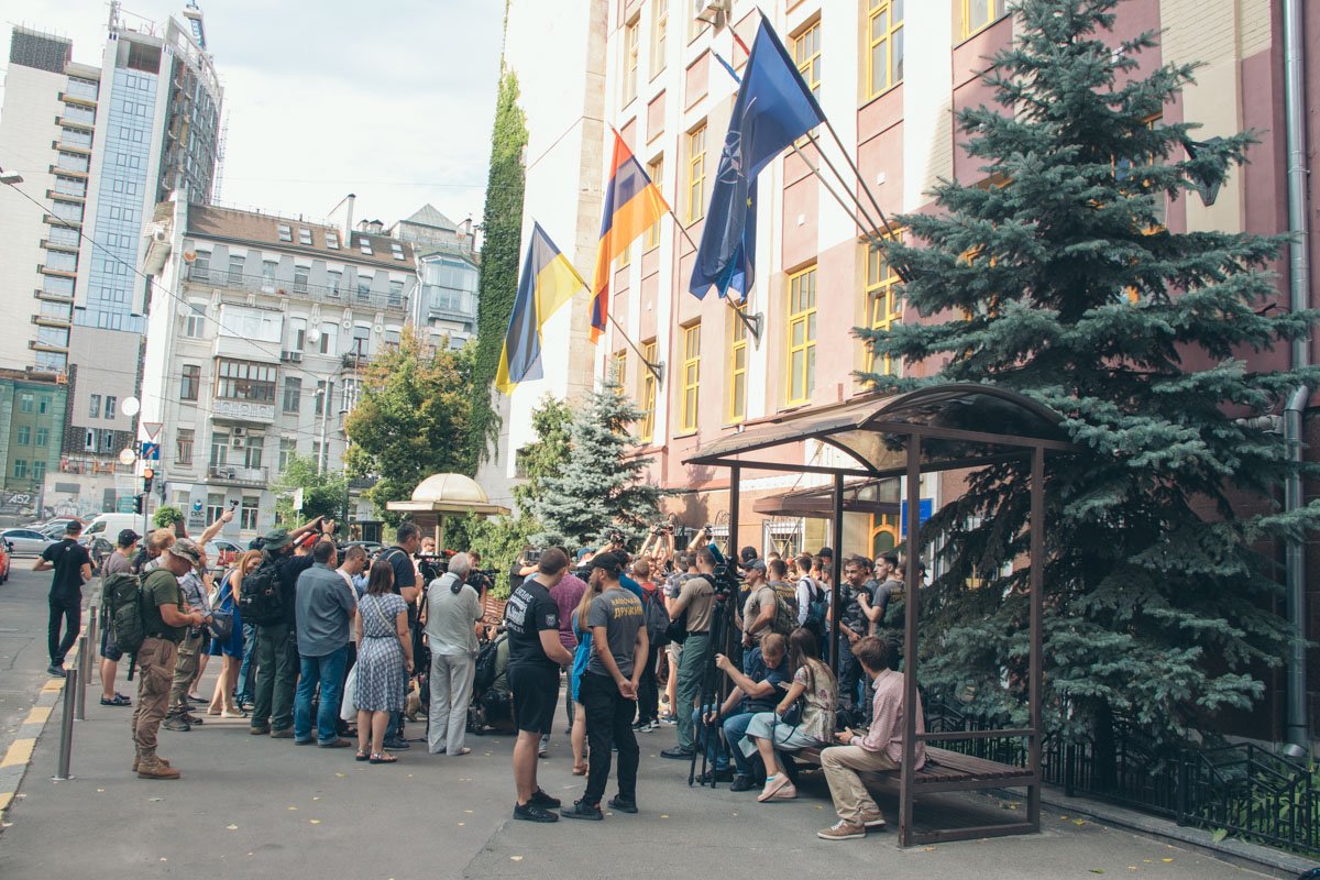 На акцию пришли около двух десятков активистов