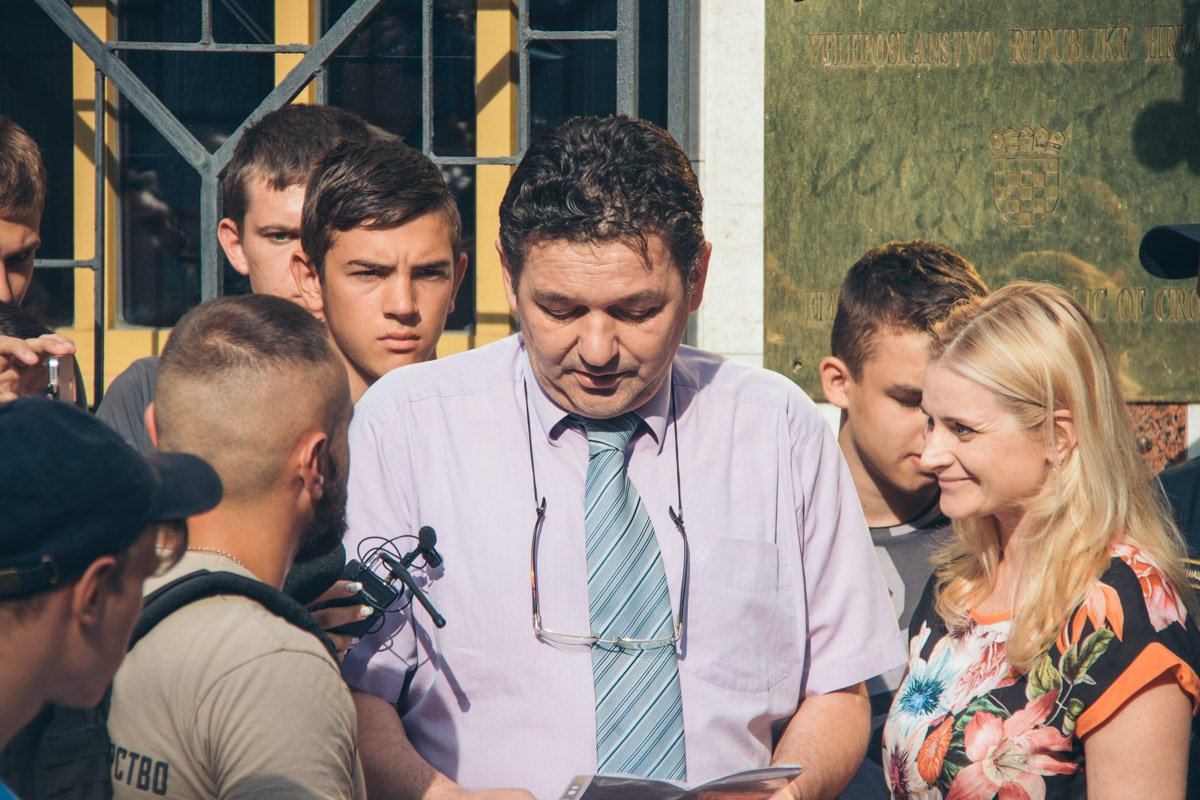 Пикетчики выразили свою поддержку представителям Республики Хорватия и рассредоточились перед входом в диппредставительство