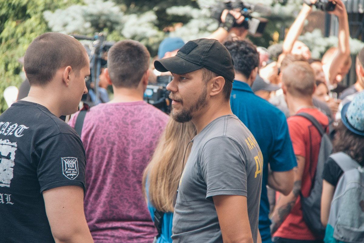 Как рассказали участники, они вышли на митинг, чтобы поддержать  хорватских футболистов Домагоя Виду и Огнена Вукоевича