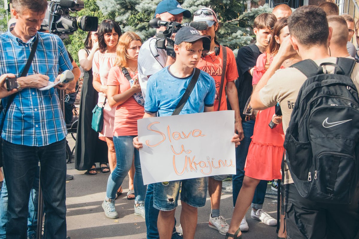 Пикетчики считают, что штрафные санкции FIFA должна отменить, а также извиниться перед футболистами