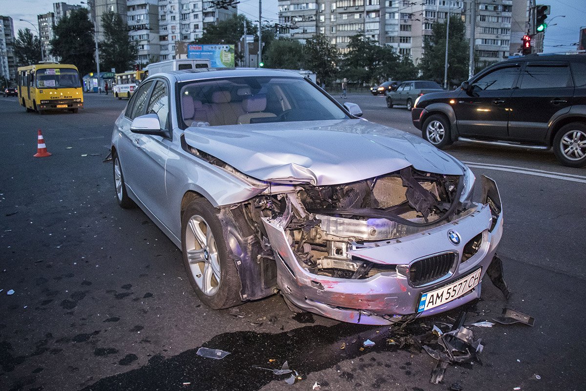 На пересечении улиц Радунской и Лесковской столкнулись BMW и Opel
