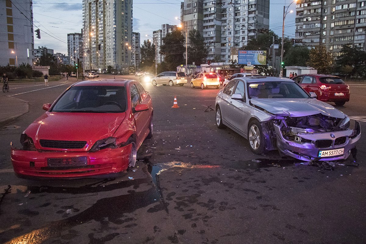 В момент аварии в красном авто находился 4-летний ребенок. Мальчик не пострадал