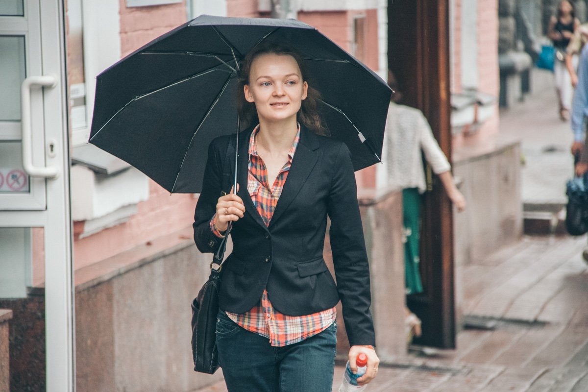 А улыбка в дождливый день согревает прохожих А улыбка в дождливый день согревает прохожих