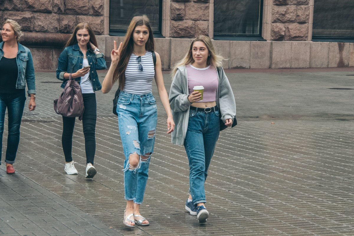 Красивым и молодым девчонкам что жара, что дождь ни по чем Красивым и молодым девчонкам что жара, что дождь ни по чем