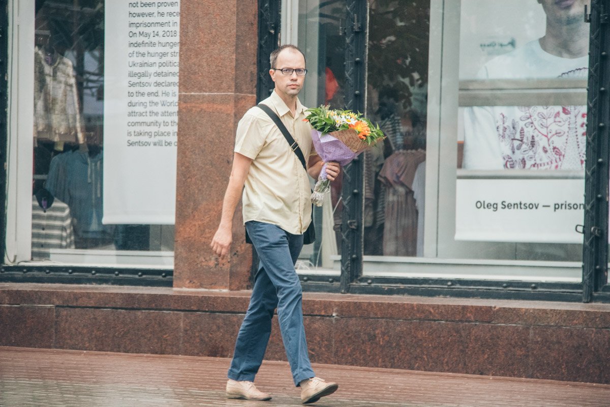 Он дарит своей девушке цветы каждое утро. Будь как он Он дарит своей девушке цветы каждое утро. Будь как он