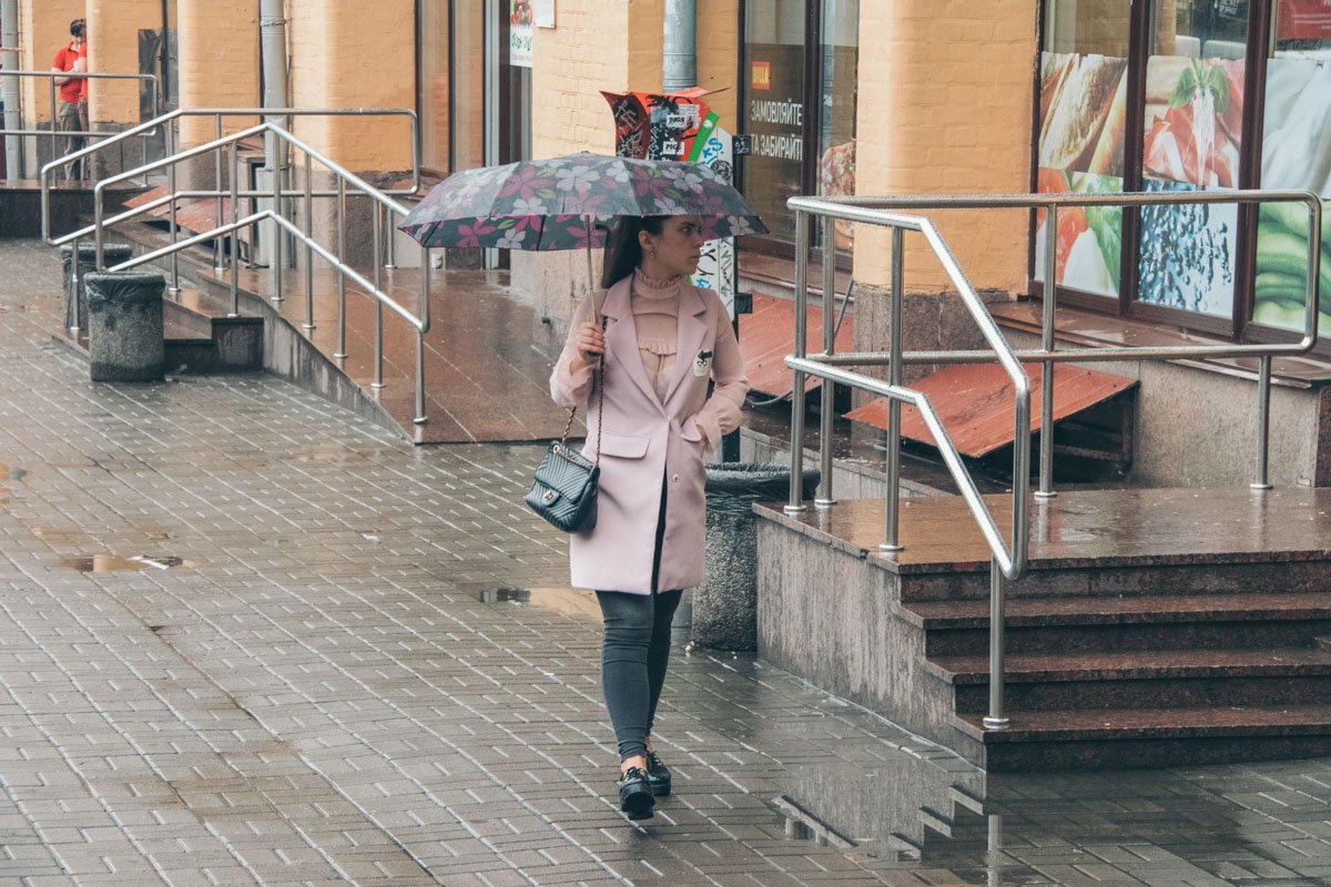 Нежно-розовый цветок в сером городе Нежно-розовый цветок в сером городе