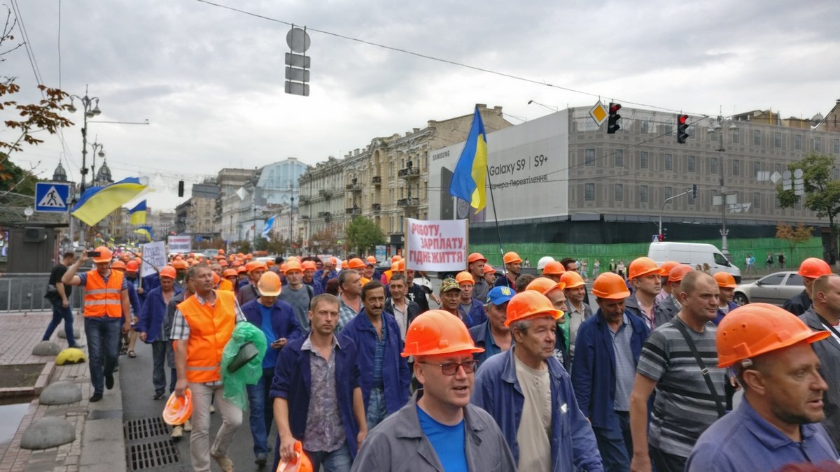 По словам пикетчиков, они идут к Кабинету министров Украины, чтобы потребовать возобновления работы предприятия